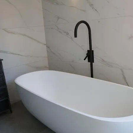 Roseo - View With Private Pool וילה